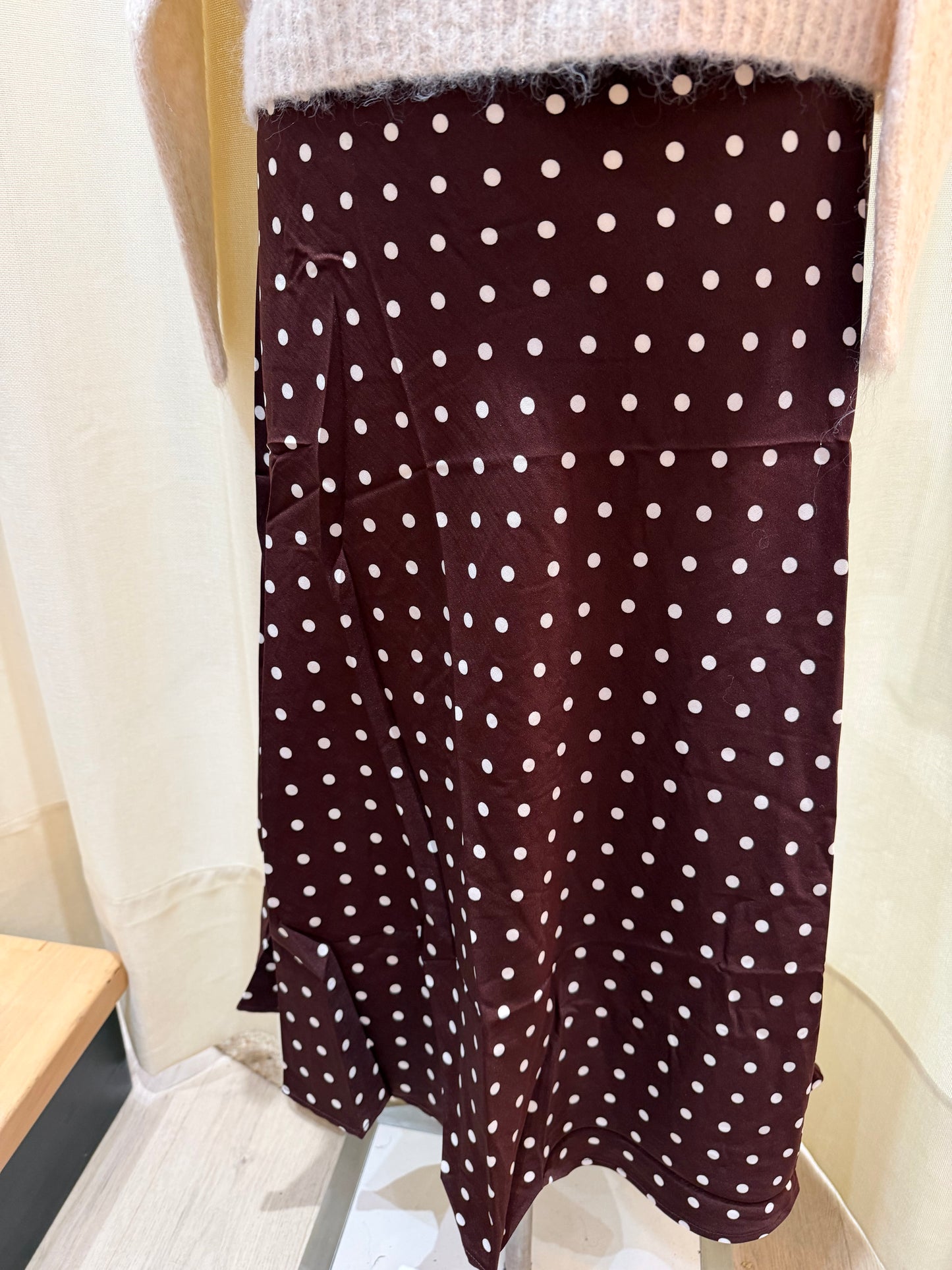 Jupe Albane – Satin & élégance à pois