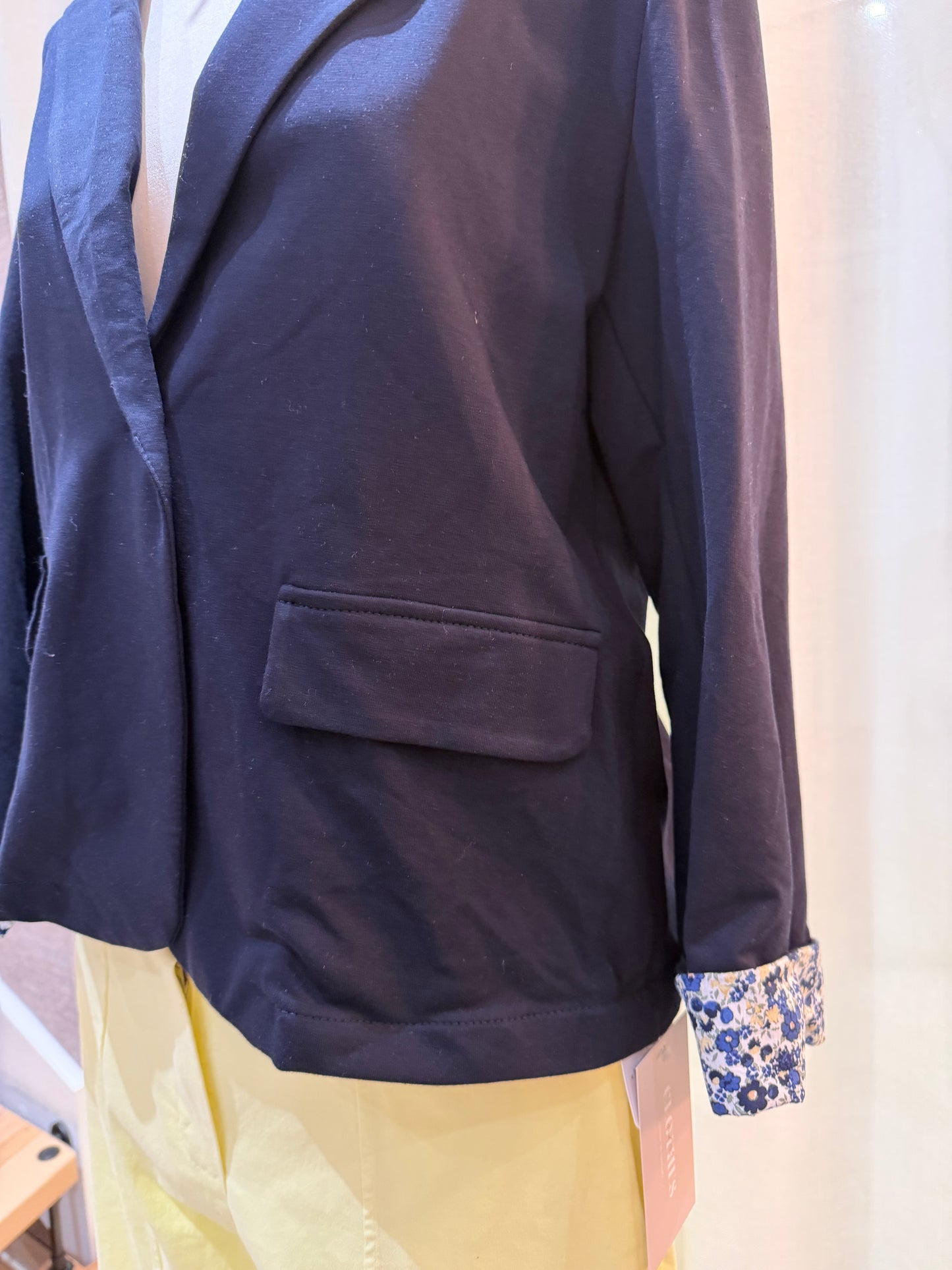 Blazer Gabrielle – Cintré & détails fleuris