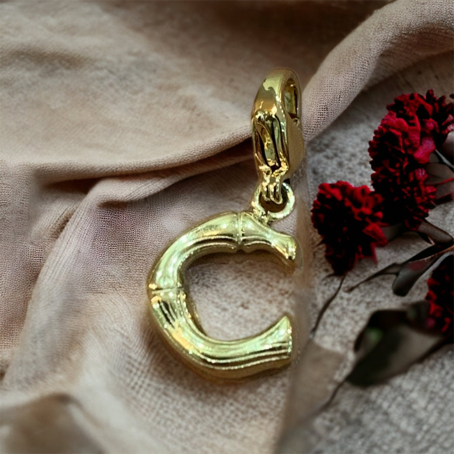 Charm « lettres martelées »