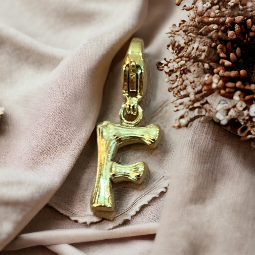 Charm « lettres martelées »