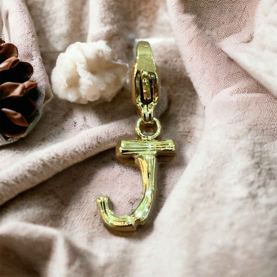 Charm « lettres martelées »