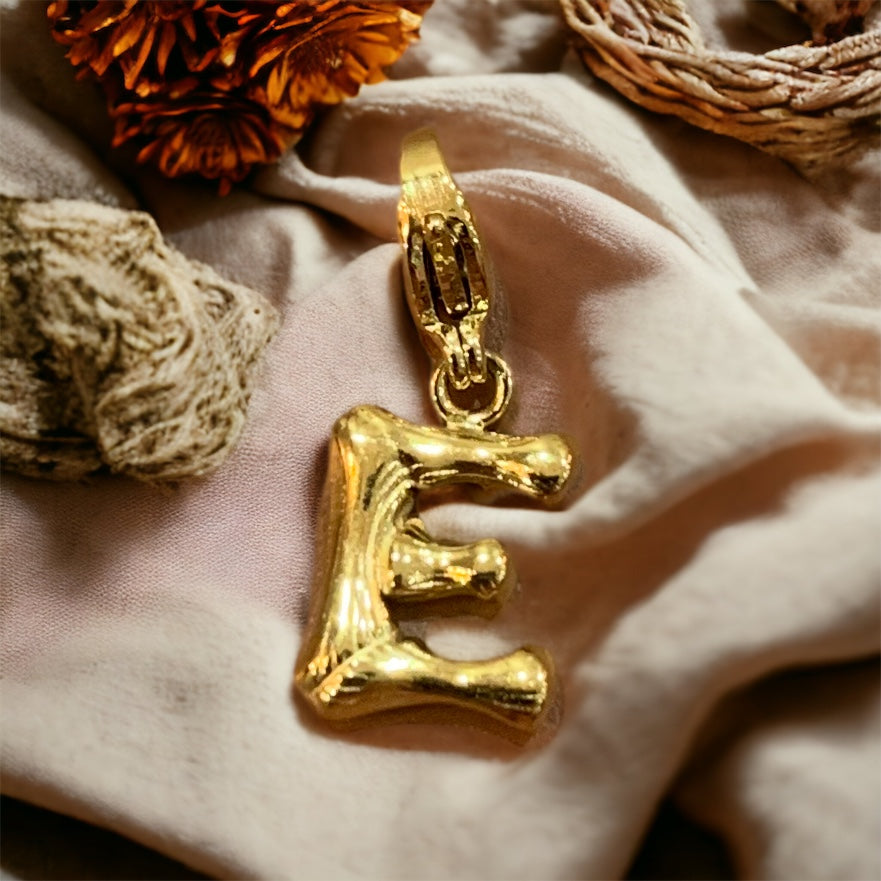 Charm « lettres martelées »