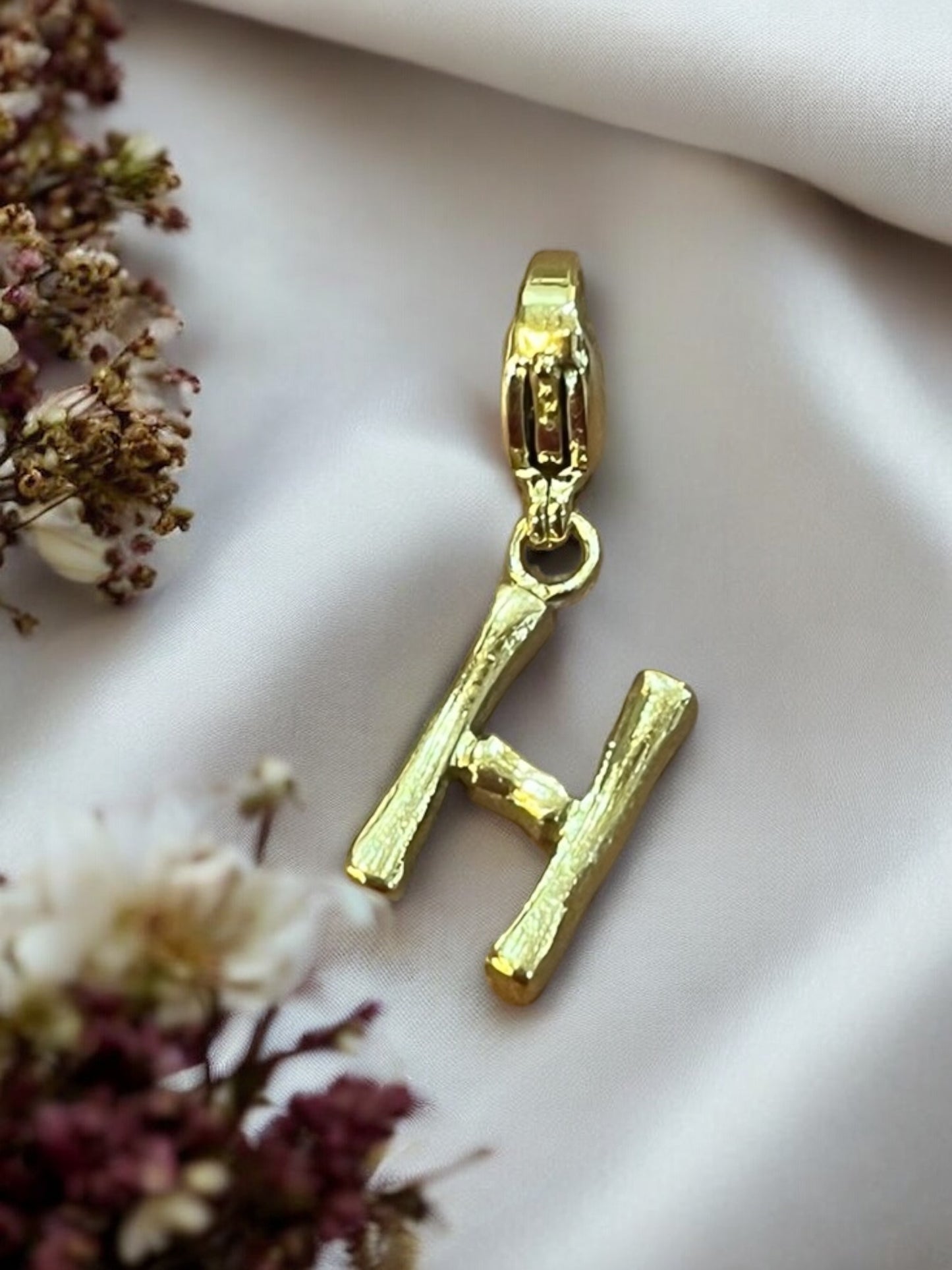 Charm « Lettre martelée »