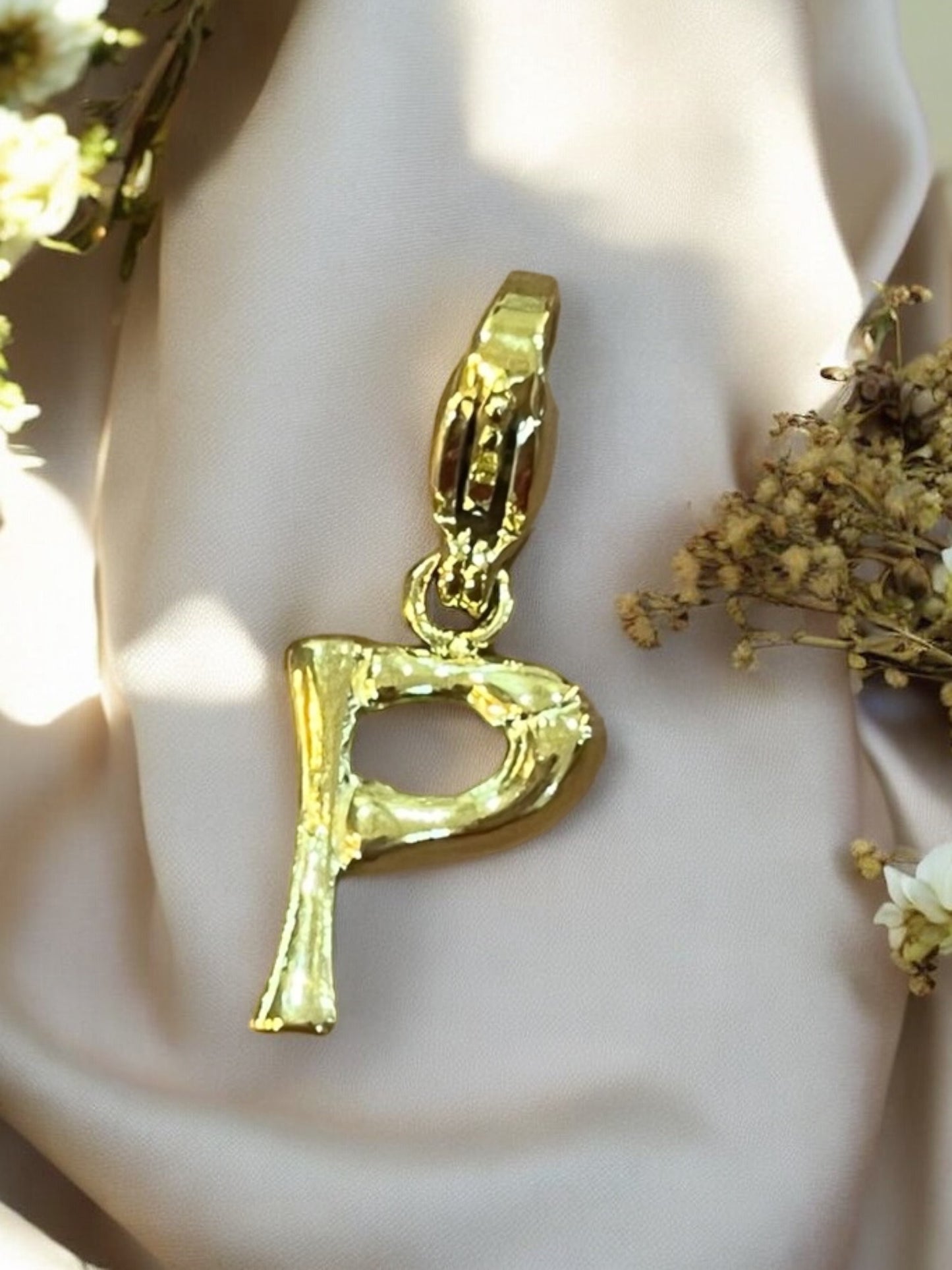 Charm « Lettre martelée »