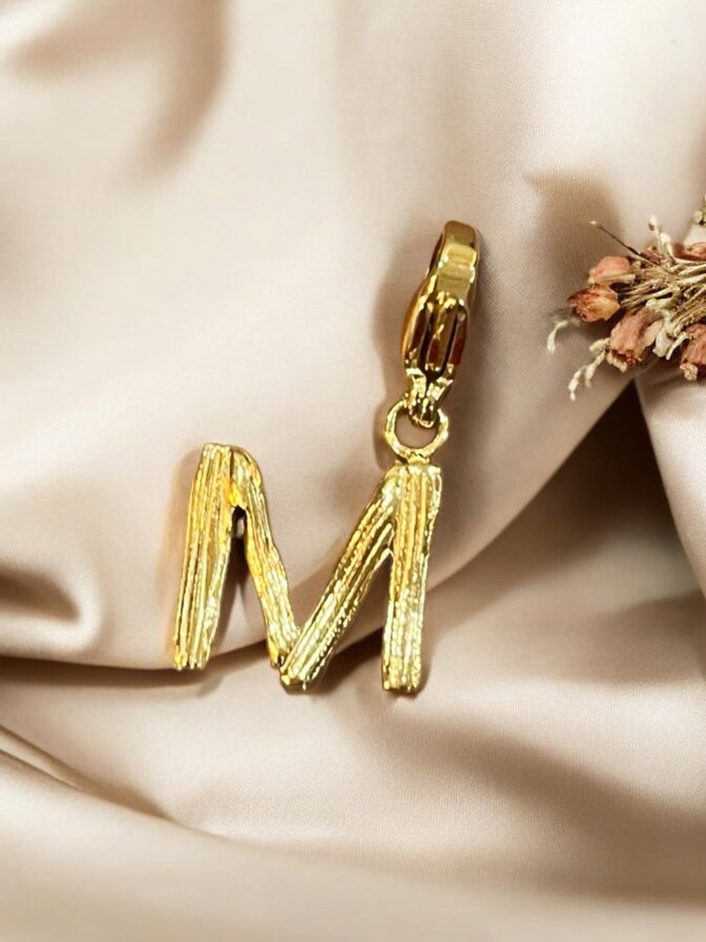 Charm « Lettre martelée »