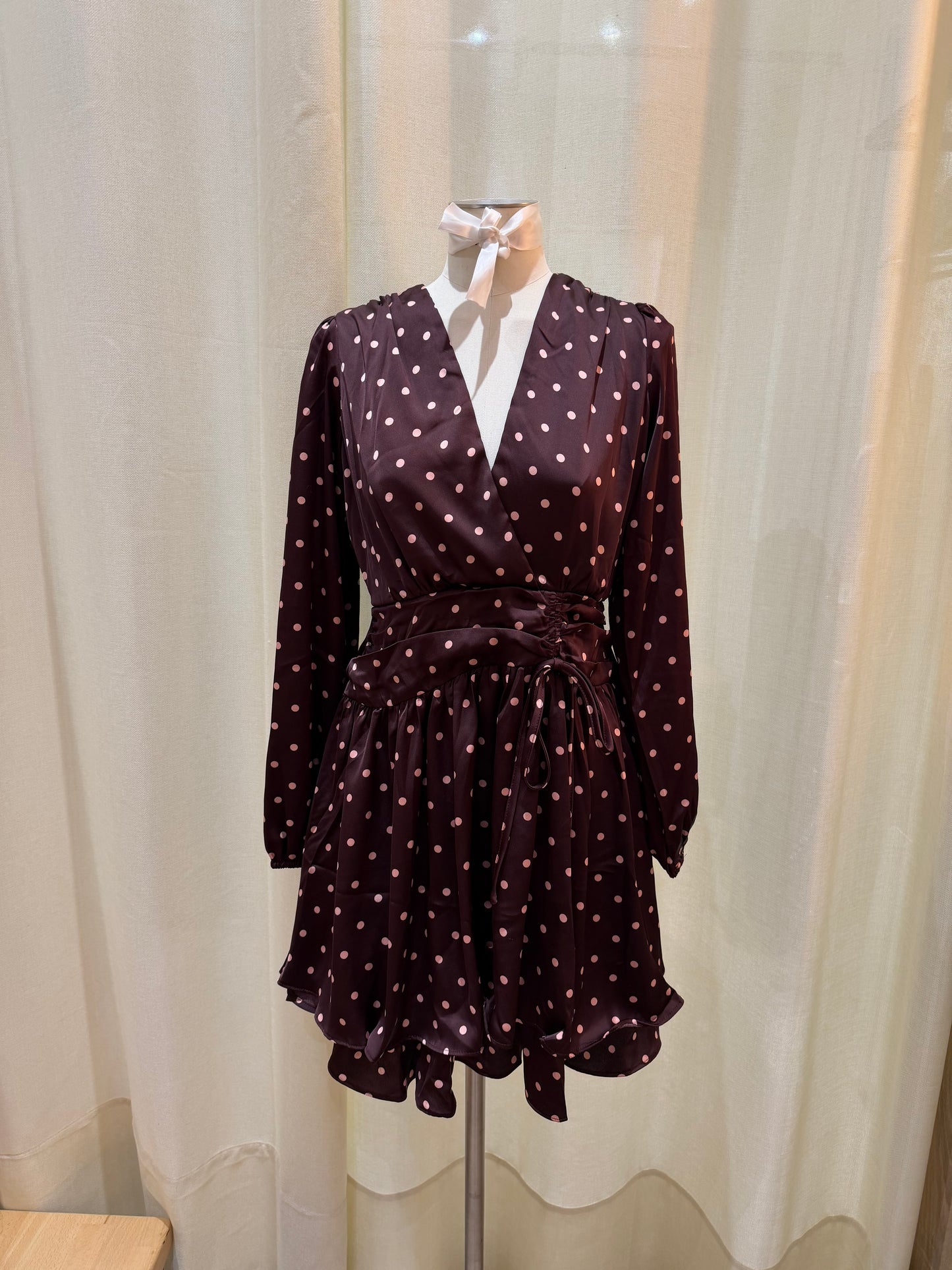 Robe Clarisse – Satin, pois & élégance chocolat