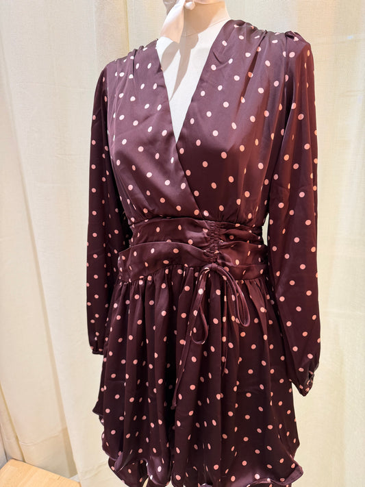 Robe Clarisse – Satin, pois & élégance chocolat