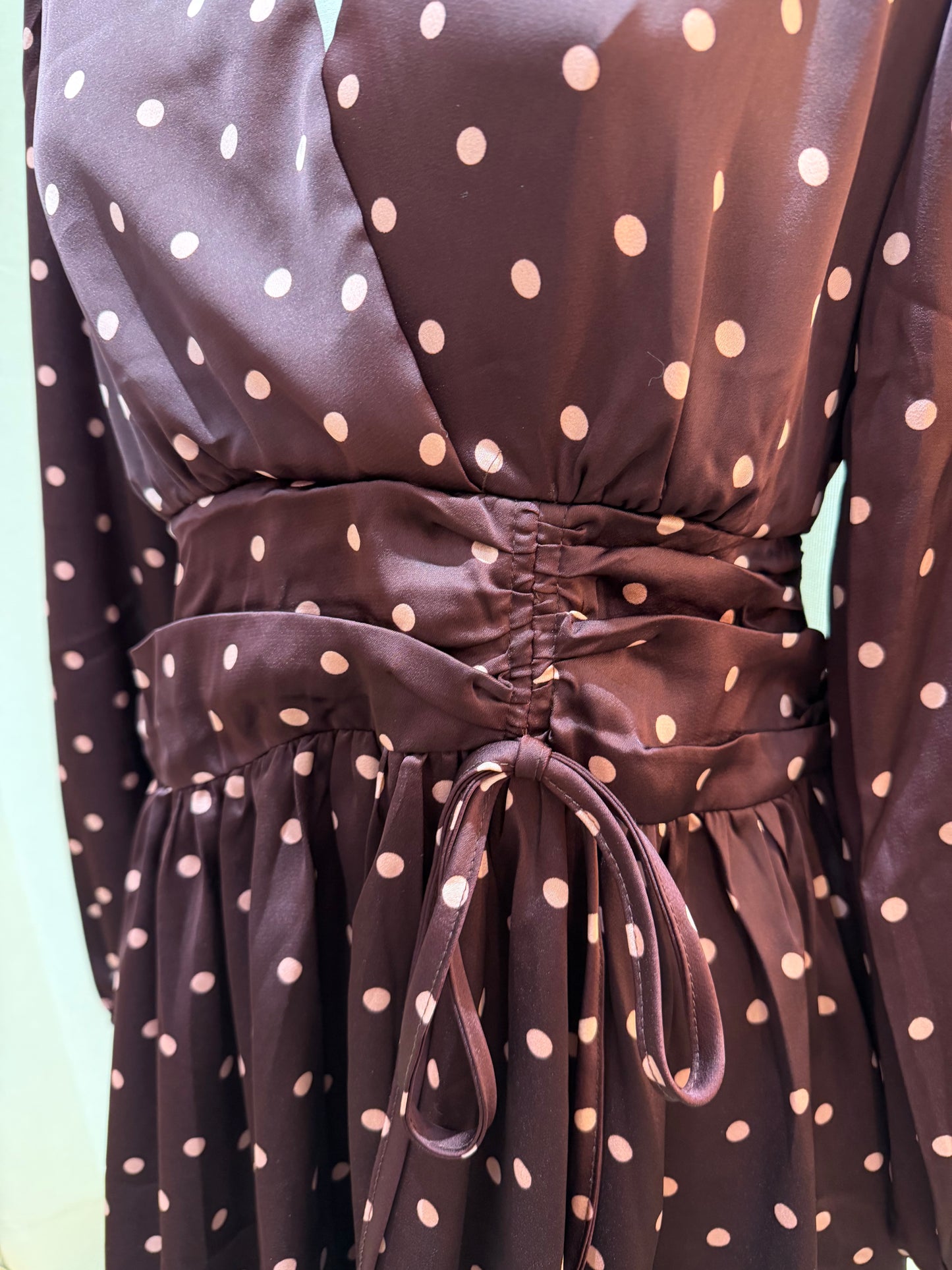 Robe Clarisse – Satin, pois & élégance chocolat