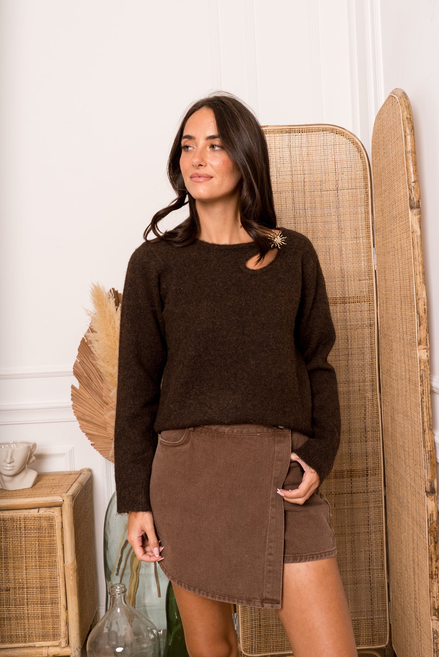 Pull  Gloria  – Col asymétrique & broche soleil