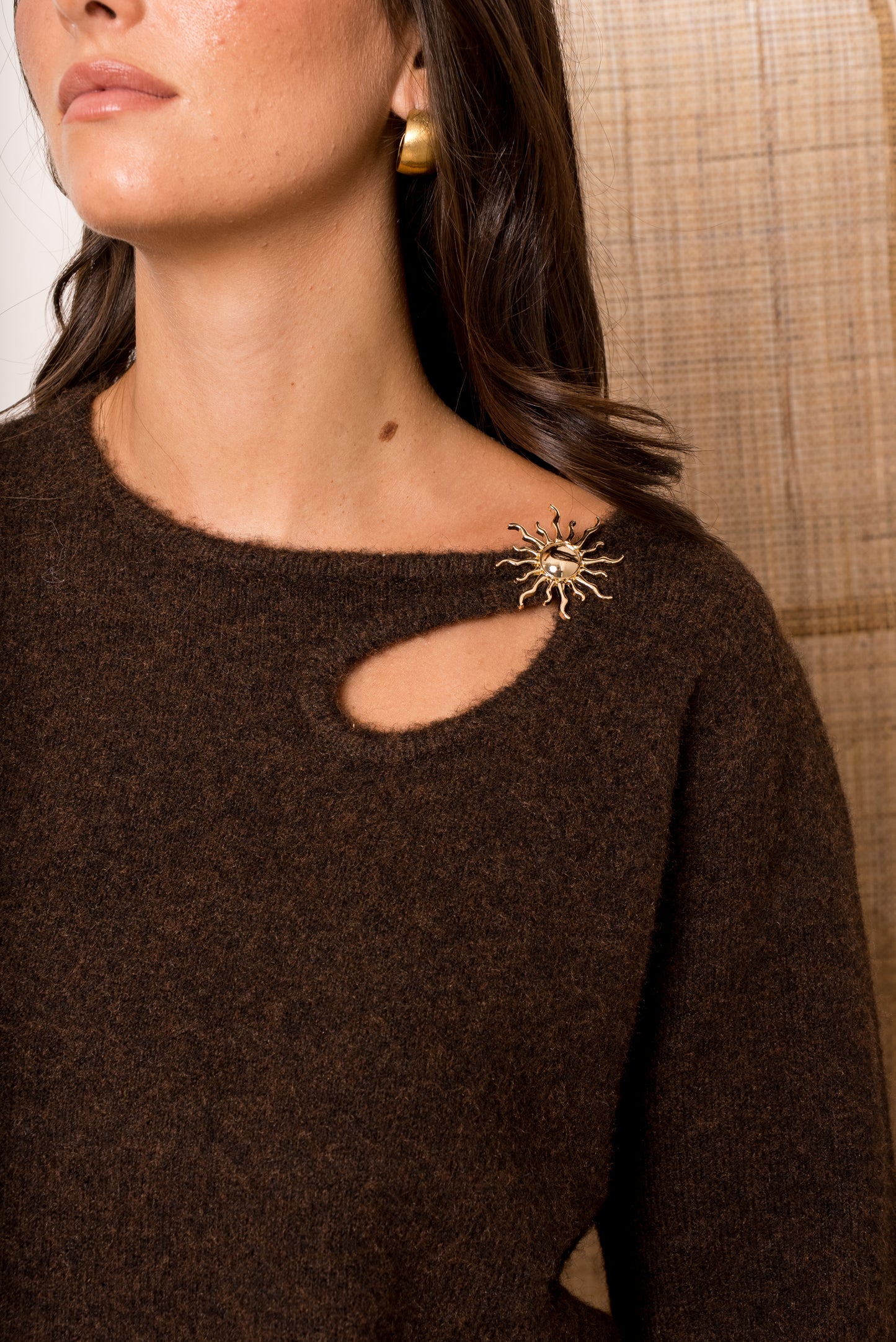 Pull  Gloria  – Col asymétrique & broche soleil