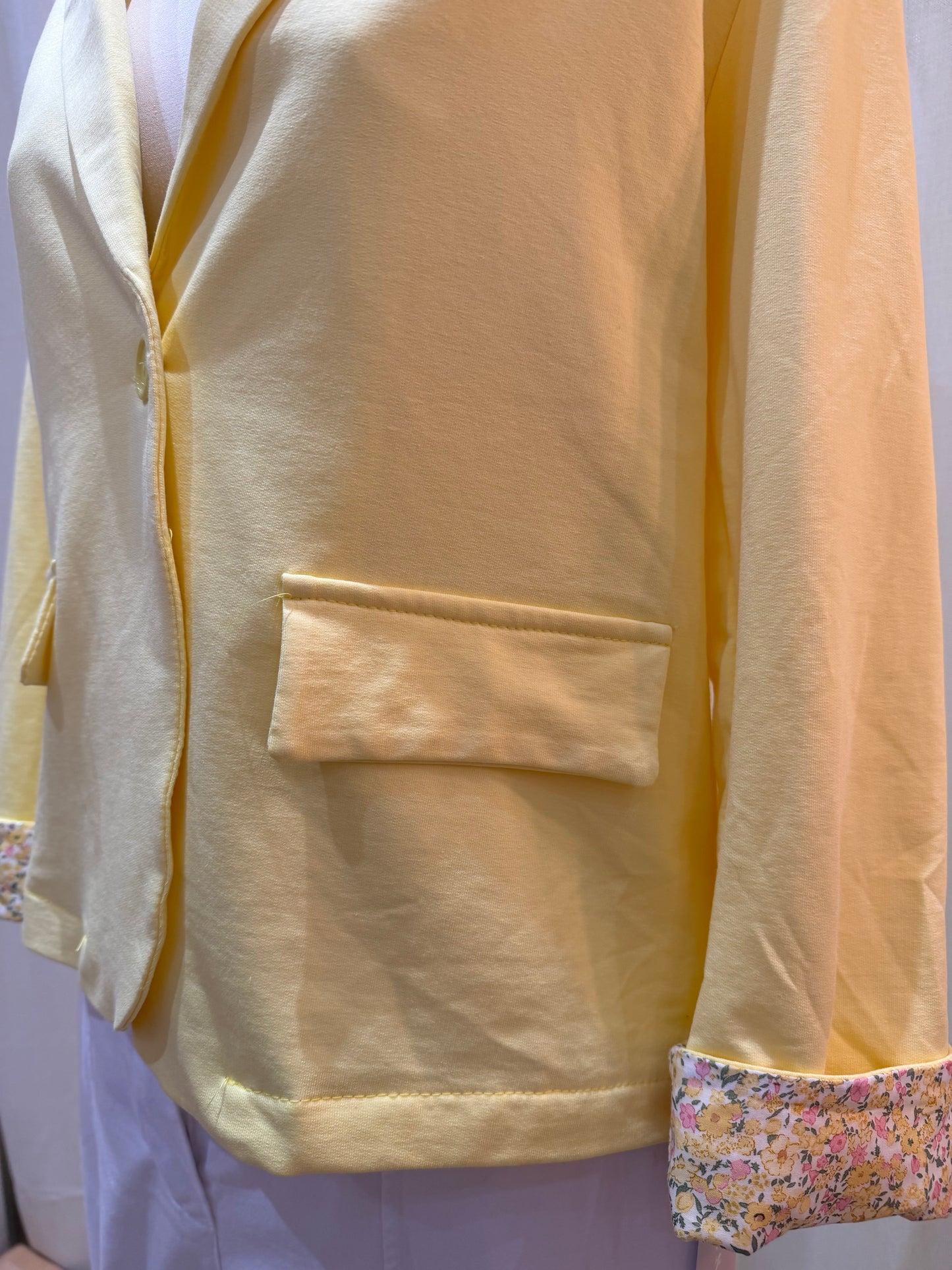 Blazer Gabrielle – Cintré & détails fleuris