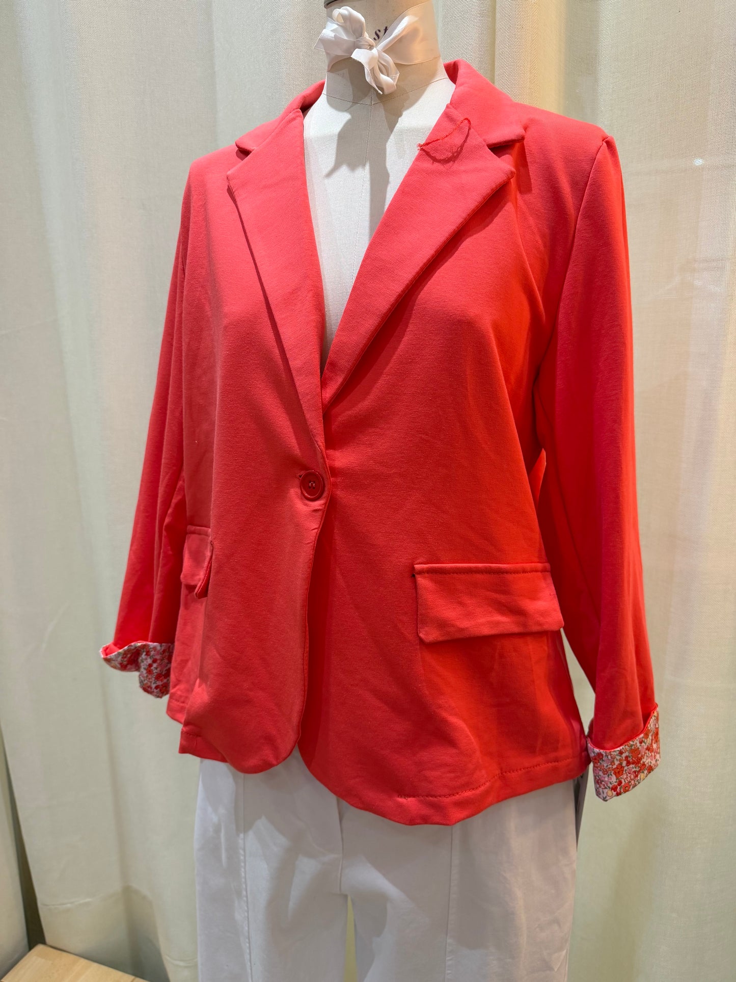 Blazer Gabrielle – Cintré & détails fleuris