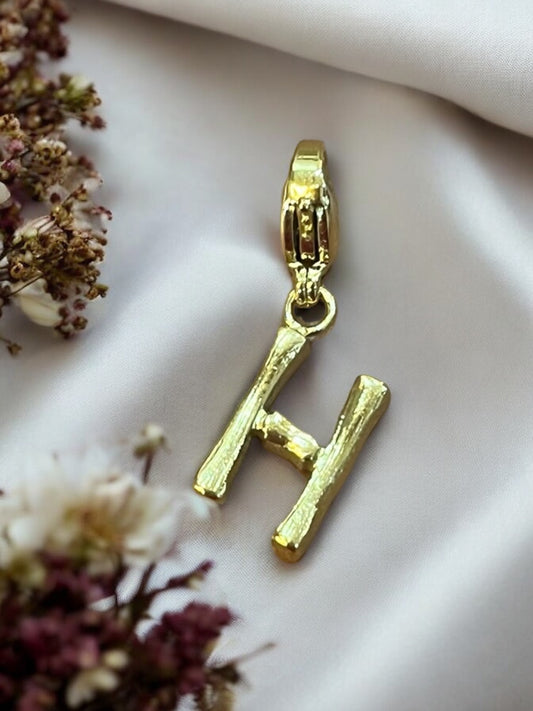 Charm « Lettre martelée »